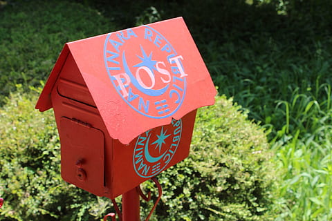 lukket, rød, metal post post, mail box, rød postkasse, stolpe, meddelelse, skilt, plante, natur, tæt på, ingen mennesker, græs, grøn farve, fokus på forgrunden, sikkerhed, tekst, advarselsskilt, udendørs, dag, vejskilt, beskyttelse, vestlige script, vej, 2K, CC0, offentligt domæne, royaltyfrie