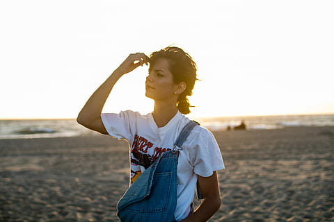 kvinde, stående, kysten, bedrift, hoved, Kvinde med pande, portræt, tænker, model, sand, vand, strand, hår, denim, overalls, T-shirt, hånd, solnedgang, earing, nuttet, sjovt, en person, jord, himmel, ung voksen, hav, natur, fritidsaktivitet, afslappet tøj, voksen, taljen op, Kvinder, livsstil, ferier, frisure, udendørs, arme hævet, menneskelige arm, 1080P, CC0, offentligt domæne, royaltyfrie