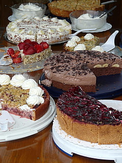 geschnitten, Kuchen, Tabelle, Buffet, Dessert, Kuchenbuffet, Bananenkuchen, Erdbeerkuchen, Ananas-Kuchen, Pflaumenkuchen, Süßes Essen, Essen und Trinken, Genuss, Variation, Lebensmittel, Süss, Frische, fertig für den Verzehr, Versuchung, Stillleben, gebacken, ungesunde Ernährung, drinnen, keine Leute, Teller, High Angle View, Wahl, Schlagsahne, gebackenes Gebäck, Snack, Schokoladenkuchen, 2K, CC0, gemeinfrei, lizenzfrei