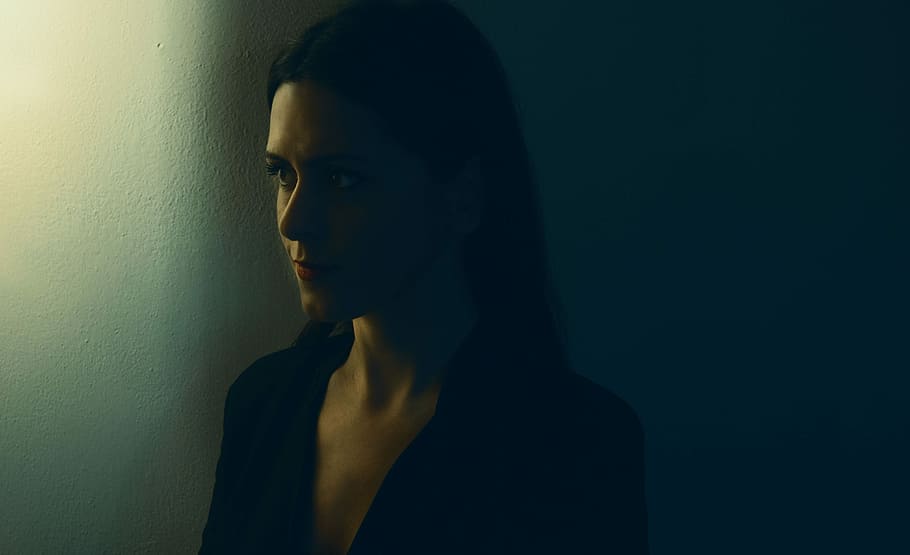 dona, portar, negre, coll en V, superior, humà, Perfil, retrat, vista lateral, una persona, adult jove, bellesa, tirada al cap, dones, adult, tir de l'estudi, dona guapa, a l'interior, fosc, gent maca, mirant, dones joves, part del cos humà, mirant cap a fora, contemplació, cabell, moda, pentinat, rostre humà, 4K