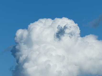 gökyüzü, bulutlar, bulut kuleleri, yünden, arka fon, masaüstü arkaplanı, duvar kağıdı, arka plan görüntüsü, cloudscape, kümülüs, bulutlar formu, demet bulut, Kümülüs bulutları, resimli kitap bulutu, schäfchenwolke, kümülüs vasatı, mavi, beyaz, bulut - gökyüzü, doğada güzellik, insansız, düşük açılı görünüş, manzaralar - doğa, doğa, Beyaz renk, huzur, sakin sahne, gün, pastoral, kabarık, arka, açık havada, yumuşaklık, cennet, meteoroloji, 4K, CC0, kamu malı, telif ücretsiz