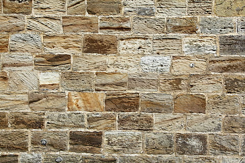 tancar, foto, marró, paret de maó, primer pla, resum, fons, maó, erosionat, erosió, geologia, naturalesa, patró, rock, sorra, gres, pedra, estructura, textura, paret, edifici, casa, maons, marc complet, arquitectura, cap gent, estructura construïda, funció de construcció de parets, dia, gran grup d'objectes, vell, paret de pedra, bloc, aspre, a l'aire lliure, 4K, CC0, domini públic, lliure de regalies