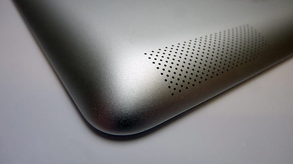 ipad, jablko, tableta, dotek, stříbrný, zvrátit, zadní, stříbrné barvy, studio shot, detail, šedé pozadí, nikdo, stín, uvnitř, jeden objekt, vzor, šedá, otvor, tvar, vysoký úhel pohledu, kov, lesklý, puntíkovaný, texturou, technologie, stálý život, kruh, zařízení, geometrický tvar, ocel, 4K, CC0, veřejná doména, bez autorských práv