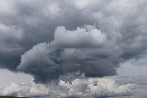 hvid, skyer, dag, hvide skyer, himmel, Sky, mørke skyer, frem, cloudscape, mørk, orkan, vejr, sky - himmel, storm, scenics, natur, skønhed i naturen, baggrunde, tordenvejr, storm sky, overskyet, atmosfære, dramatisk himmel, ingen mennesker, humørlig himmel, scenics - natur, miljø, udendørs, vind, regn, meteorologi, ildevarslende, 4K, CC0, offentligt domæne, royaltyfrie