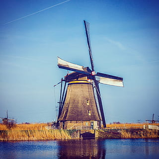 Moulin à vent, eaux, broyage, vent, ciel, énergie éolienne, éolienne, production de carburant et d'électricité, turbine, énergie renouvelable, énergie alternative, environnement, moulin à vent traditionnel, conservation de l'environnement, la nature, personne, eau, bleu, architecture, structure construite, scène rurale, paysage, journée, faible angle de vue, en plein air, 2K, CC0, domaine public, libre de droits