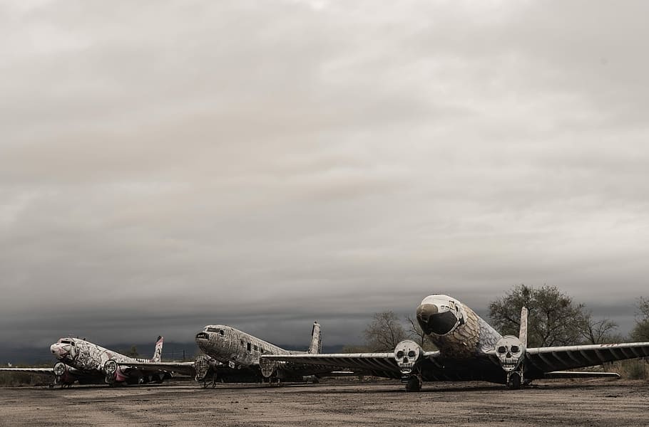 tres, blanc, avions de passatgers, gris, cel, durant el dia, passatger, avions, avió, vehicle aeri, aeroport, transport, avió comercial, mode de transport, volant, viatjar, ala dels avions, viatge aeri, indústria aeroespacial, llocs de viatges, jet - band, núvol - cel, cap gent, pista d’aeroport, a l'aire lliure, dia, manera de transport, naturalesa, militar, arquitectura, el passat, història, grup de persones, gent, longitud completa, núvol, avió militar, 2K