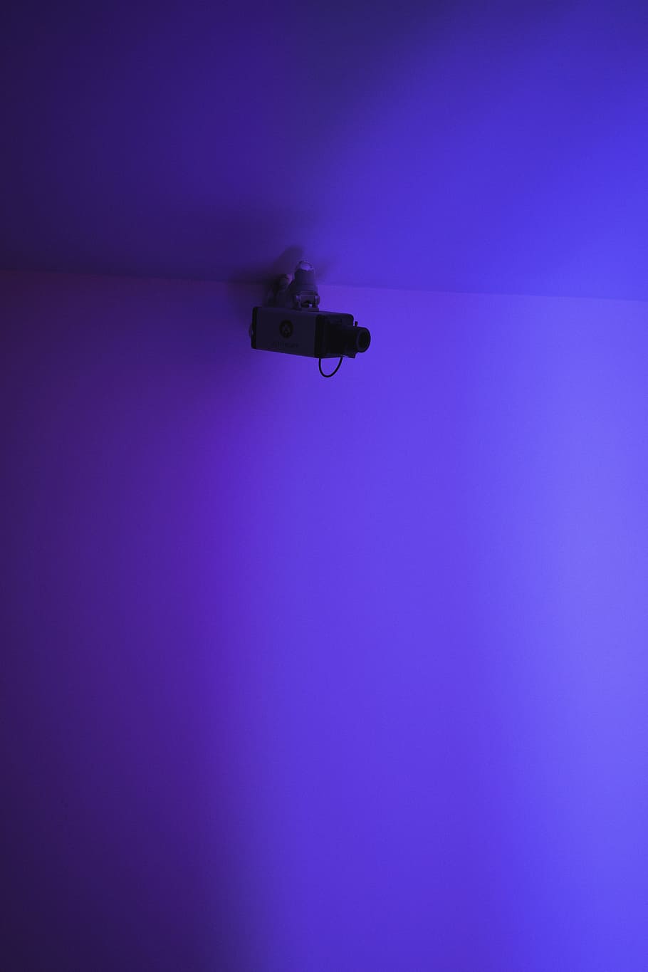 telecamera di sorveglianza bullet, grigio, nero, videocamera di sorveglianza, telecamera di sicurezza, sicurezza, sorveglianza, viola, blu, macchina fotografica - attrezzatura fotografica, attrezzatura per l'illuminazione, sfondo colorato, tecnologia, nessuno, illuminato, copia spazio, Inquadratura dal basso, giorno, protezione, caratteristica della parete, all'aperto, singolo oggetto, colore rosa, natura, mezzi di trasporto, materiale elettrico, 5K