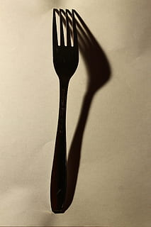 Gabel, Besteck, Rahmen, Abendessen, Mahlzeit, Utensil, Essen, Schatten, Küchenutensilien, Essgeschirr, keine Leute, Haushaltsausstattung, Stillleben, Nahansicht, drinnen, Metall, Tabelle, einzelnes Objekt, Studioaufnahme, Holz - Material, Reflexion, stehlen, weißer Hintergrund, High Angle View, Einfachheit, zwei Objekte, Legierung, silberfarben, persönliches Accessoire, 1080P, CC0, gemeinfrei, lizenzfrei