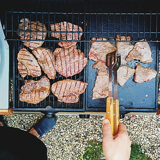 filetes de cerdo a la barbacoa, Cerdo, filetes, barbacoa, interrogatorio intenso, manos, carne, fuera de, proceso, vista superior, comida, A la parrilla, parrilla de la barbacoa, parilla, cocina, al aire libre, carne de vaca, calor - temperatura, gastrónomo, filete, comida y bebida, preparación, parte del cuerpo humano, una persona, mano humana, frescura, gente real, preparando comida, mano, estilos de vida, actividad de ocio, perspectiva personal, persona irreconocible, vista de alto ángulo, parte del cuerpo, tentación, dedo, 1080P, CC0, dominio público, libre de derechos