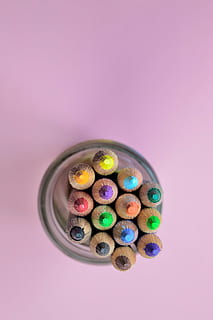 assorted-farge blyant parti, grønn, skarp, rød, gul, lys, oransje, blyant, farge, maleri, pigment, kontor, skole, flerfarget, kreativ, kreativitet, rosa, tre, regnbue, glass, flaske, multi farget, farget bakgrunn, studio skudd, søt mat, variasjon, ingen folk, påskeegg, rett over, stor gruppe gjenstander, rosa bakgrunn, innendørs, mat, søt, valg, mat og Drikke, kopiere plass, rosa farge, overbærenhet, overflod, sukkertøy, form, fargeblyant, fristelse, lilla, matbit, 5K, CC0, offentlig domene, opphavsrett gratis