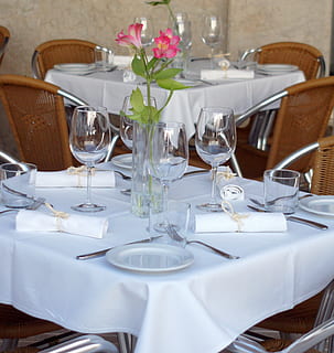 mese, masa, restaurant, sala de mese, masă, mânca, alimente, viu, furculiţă, ochelari, cuţit, sticlă, farfurie, pahar de vin, setarea locului, mănâncă ustensile, cadru, ustensile de bucatarie, echipamente de uz casnic, nici o persoana, față de masă, aranjament, mobila, şerveţel, Afaceri, planta cu flori, linguriţă, cuțitul de masă, în aer liber, faianță, 2K, CC0, domeniu public, fără drepturi de autor