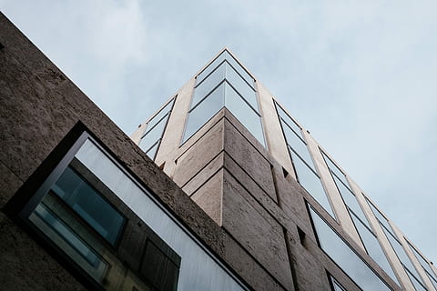 alto, foto ad angolo, Marrone, costruzione, angolo, foto, edificio marrone, architettura, struttura costruita, esterno dell'edificio, finestra, architettura ed edifici, scena urbana, nuvola - cielo, cielo, Inquadratura dal basso, moderno, città, nessuno, natura, giorno, all'aperto, vetro - materiale, alto - alto, ufficio, modello, edificio per uffici esterno, caratteristica della parete, direttamente sotto, calcestruzzo, 4K, CC0, dominio pubblico, privo di copyright