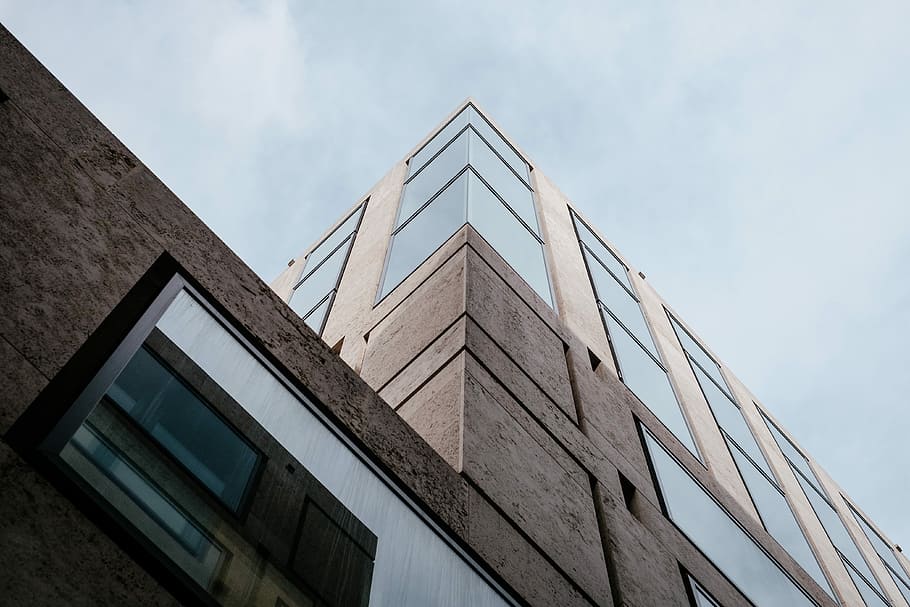 alto, foto ad angolo, Marrone, costruzione, angolo, foto, edificio marrone, architettura, struttura costruita, esterno dell'edificio, finestra, architettura ed edifici, scena urbana, nuvola - cielo, cielo, Inquadratura dal basso, moderno, città, nessuno, natura, giorno, all'aperto, vetro - materiale, alto - alto, ufficio, modello, edificio per uffici esterno, caratteristica della parete, direttamente sotto, calcestruzzo, 4K