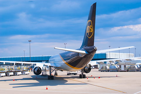 UPS, motor, boeing, 747, 8f letiště, letadlo, létat, letectví, leták, dopravní letadlo, technologie, řídit, turbína, stroj, cestování letadlem, proud, vzlétnout, Start, zvýšení, platnost, křídlo, doprava, letový provoz, letiště, leteckého vozidla, letoun, přeprava, způsob dopravy, nebe, cestovat, Příroda, mrak - nebe, den, komerční letadlo, náhodné osoby, architektura, stacionární, podepsat, slunečního světla, silnice, venku, sdělení, letecký a kosmický průmysl, 2K, CC0, veřejná doména, bez autorských práv