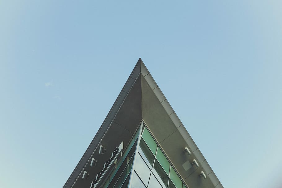 baix, vista d'angle, gris, edifici, blau, cel, perill, carretera, precaució, paper, pont, llum, negocis, groc, advertiment, gràfic, forma, disseny, símbol, signe, triangle, arquitectura, estructura construïda, exterior de l'edifici, vista d’angle baix, cel clar, ciutat, forma de triangle, modern, cap gent, naturalesa, dia, còpia espai, exterior d’edifici d’oficines, assolellat, a l'aire lliure, torre, gratacels, angle, 4K