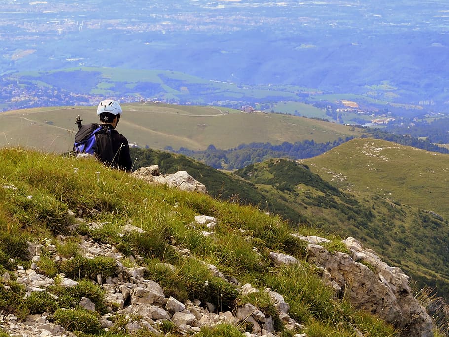 descens, caminar, excursió, muntanya, paisatge, senderisme, casc, persones reals, activitat d'oci, bellesa a la natura, una persona, estils de vida, escenics - natura, naturalesa, planta, tranquil·litat, escena tranquil·la, dia, escena no urbana, assegut, medi ambient, vista del darrere, activitat, homes, a l'aire lliure, muntar a cavall, 2K