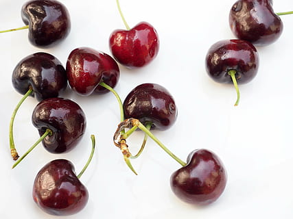 rød, bær, hvid, overflade, kirsebær, frugt, organisk, frisk, sød, vegetarisk, moden, sommer, natur, vitamin, naturlig, spise, kost, ernæring, lækker, mad, sund og rask, frisk frugt, friskhed, Vegetarmad, gourmet, sund kost, sødt mad, mad og drikke, velvære, studio skud, tæt på, stilleben, ingen mennesker, indendørs, drue, hvid baggrund, gruppe af objekter, plantestamme, høj vinkel visning, sund livsstil, lilla, maroon, snack, fristelse, 4K, CC0, offentligt domæne, royaltyfrie