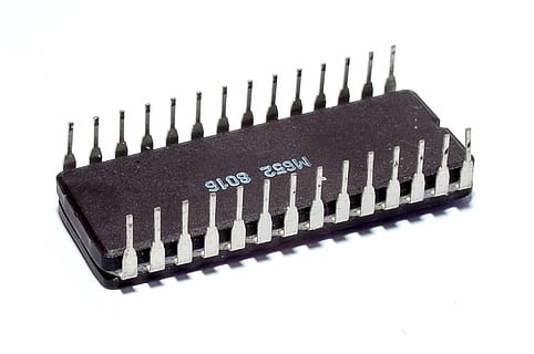 puce, traitement de l'information, pc, ordinateur, composant, ic, électronique, CPU, fond blanc, prise de vue en studio, personne, coupé, fermer, dans une rangée, à l'intérieur, espace de copie, La technologie, modèle, couleur noire, métal, objet unique, couleur blanche, groupe d'objets, ordre, nature morte, la communication, cote à cote, affaires, 1080P, CC0, domaine public, libre de droits