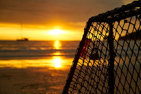paesaggio, tramonto, nuvole, natura, cielo, marino, pace, silhouette, nube, in serata, spiaggia, solare, castello, file, calcio, linea dell'orizzonte, costa, viaggio, bellissimo, costiero, sfondo, vista sul mare, nuvola - cielo, mare, luce del sole, sole, acqua, colore arancione, scenics - natura, recinto, bellezza nella natura, barriera, metallo, nessuno, la tranquillità, protezione, sicurezza, all'aperto, 5K, CC0, dominio pubblico, privo di copyright