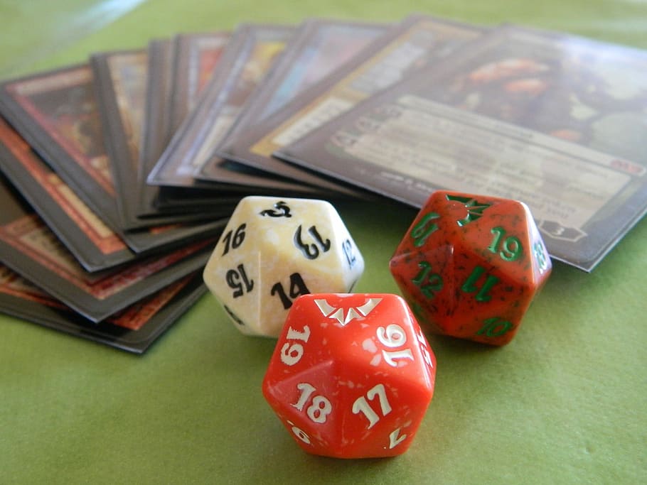 terninger, magi, spil, kort, spil, kort, dvadsaťstenka, tal, Hot pige, samlere, held, chance, gambling, fritidsspil, tæt på, ingen mennesker, kunstkultur og underholdning, mulighed, bord, indendørs, stilleben, fritidsaktivitet, nummer, lempelse, rød, gruppe af objekter, høj vinkel visning, tekst, fokus på forgrunden, Kunst og håndværk, chancespil, 1080P