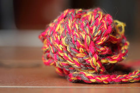 Gelb, Rosa, Garn, wolle, Katzenwiege, Handarbeit, farbig, bunt, Katzenspielzeug, Wollknäuel, Kunst, Textil-, Stricken, Kunst und Handwerk, Material, Kreativität, drinnen, mehrfarbig, pinke Farbe, Nahansicht, Stricknadel, Fokus auf den Vordergrund, häkeln, Faden, Muster, Kleidung, Stillleben, Weichheit, Blumenmuster, hell erleuchtet, 4K, CC0, gemeinfrei, lizenzfrei