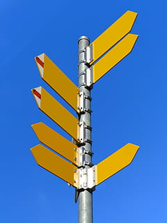 gul, grå, gaden vejskiltning, vejskilte, vejviser, vejretning, stier, retning, sti, målretning, skilt, blå, lav vinkel visning, vejledning, skyfri himmel, ingen mennesker, himmel, dag, natur, meddelelse, pol, vejskilt, udendørs, sikkerhed, belysningsudstyr, retningssignal, metal, symbol, lys, passage tegn, 4K, CC0, offentligt domæne, royaltyfrie