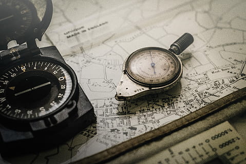 negru, gri, busolă, top, Hartă, navigare, măsurare, explora, wanderlust, călătorie, tech, tehnologie, drumeții, în aer liber, scară, vechi, măsura, navigație busola, îndrumare, direcţie, nici o persoana, vedere în unghi mare, planificare, natură moartă, în interior, a închide, selectiv, harta lumii, comunicare, explorare, antic, echipament de navigație, precizie, extreme close-up, ceas de buzunar, 5K, CC0, domeniu public, fără drepturi de autor