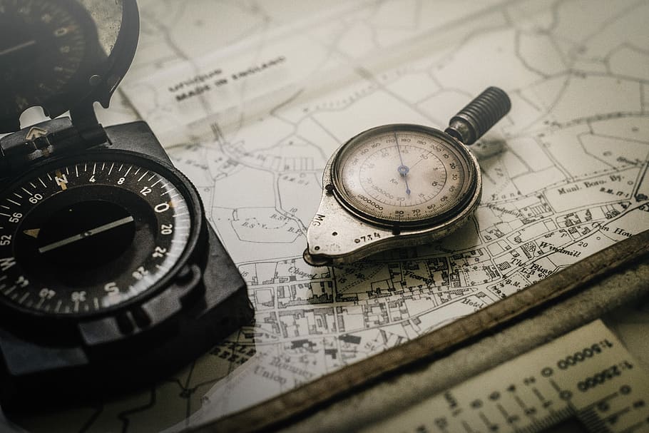 Černá, šedá, kompas, horní, mapa, navigace, měření, prozkoumat, wanderlust, cestovat, tech, technologie, turistika, venku, stupnice, venkovní, starý, opatření, navigační kompas, vedení, směr, nikdo, vysoký úhel pohledu, plánování, stálý život, uvnitř, detail, selektivní zaměření, mapa světa, sdělení, průzkum, antický, navigační zařízení, přesnost, extrémní detail, kapesní hodinky, 5K