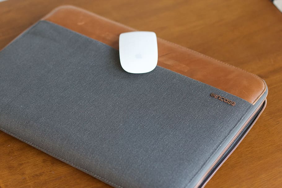 apple, mac, ratolí, MacBook, cas, poma, mac, en cas de, tecnologia, ratolí màgic, MacBook Pro, taula, cap gent, a l'interior, primer pla, dia, natura morta, material de fusta, vista d’angle alt, centrar-se en primer pla, paper, bloc de notes, en blanc, menjar i beguda, cartera, forma, sol objecte, buit, comunicació, educació, dispositiu d’informació portàtil, accessori personal, 2K