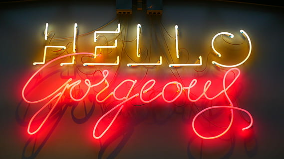 gul, rød, Hej, smukke, neonlysskiltning, neon skiltning, tekst, neon, type, belyst, meddelelse, nat, belysningsudstyr, natteliv, skilt, by, ingen mennesker, forretning, reklame, bevægelse, enkelt ord, natklub, lys - naturligt fænomen, glødende, butik, begivenhed, ortografisk symbol, elektrisk lampe, 4K, CC0, offentligt domæne, royaltyfrie