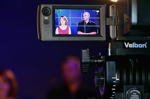 teknologi, skydning, kamera, videokamera, cinematographers, film kamera, kunstkultur og underholdning, musik, fotografering temaer, skærm, meddelelse, video, enhed skærmen, ydeevne, kamera - fotografisk udstyr, udstyr, fjernsyn, voksen, tæt på, trådløs teknologi, Medierne, mennesker, digital display, indendørs, filme, hjemme videokamera, digitalt kamera, digital søger, 2K