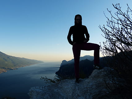 silueta, persona, de peu, turó, visualització, cos, aigua, Serra, vagabund, humà, garda, bocca larici, punt de vista, monte cas, llac, muntanyes, garda montanyes, idíl·lic, romàntic, abendstimmung, caminada, cel, persones reals, una persona, bellesa a la natura, estils de vida, muntanya, activitat d'oci, naturalesa, tranquil·litat, escenics - natura, escena tranquil·la, rock, cel clar, longitud completa, rock - object, sòlid, escena no urbana, homes, mirant la vista, 4K, CC0, domini públic, lliure de regalies