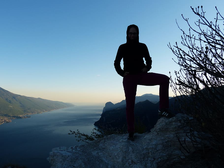 silueta, persona, de peu, turó, visualització, cos, aigua, Serra, vagabund, humà, garda, bocca larici, punt de vista, monte cas, llac, muntanyes, garda montanyes, idíl·lic, romàntic, abendstimmung, caminada, cel, persones reals, una persona, bellesa a la natura, estils de vida, muntanya, activitat d'oci, naturalesa, tranquil·litat, escenics - natura, escena tranquil·la, rock, cel clar, longitud completa, rock - object, sòlid, escena no urbana, homes, mirant la vista, 4K