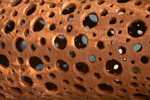 baggrundsmønster, struktur, tapet, mønster, huller, ler, rør, Brun, konstruktion, orange, rund, rørsystem, sfære, afrundet, grunge, perspektiv, form, arkitektur, materiale, overflade, udendørs, retro, rustik, dekoration, design, stilfuld, årgang, baggrunde, fuld ramme, ingen mennesker, tæt på, indendørs, geometrisk form, hul, cirkel, overflod, sort farve, mad, tekstil, stilleben, sollys, mad og drikke, dag, 5K, CC0, offentligt domæne, royaltyfrie