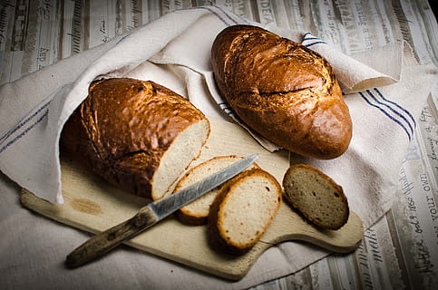 forno, panettiere, pane, cuore, al forno, srcom al forno, cibo e bevande, coltello da tavola, girato in studio, vista dall'alto, cibo, in casa, straccio per asciugare i piatti, nessuno, pagnotta di pane, coltello da cucina, natura morta, freschezza, benessere, tovagliolo, mangiare sano, cibo francese, tessile, coltello, carta, prima colazione, pane integrale, 1080P, CC0, dominio pubblico, privo di copyright