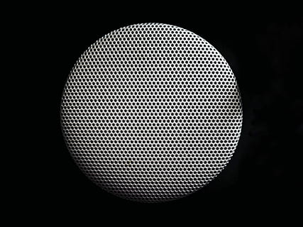 altoparlante grigio tondo, il giro, grigio, mini altoparlante per google home, altoparlante, modello, cerchio, puntini, microfono, musica, cultura artistica e intrattenimento, dispositivo di input, sfondo nero, girato in studio, singolo oggetto, in casa, avvicinamento, tecnologia, forma geometrica, equipaggiamento audio, prestazione, strutturato, nessuno, forma, emittente, ritagliare, color argento, vita notturna, materiale elettrico, 4K, CC0, dominio pubblico, privo di copyright