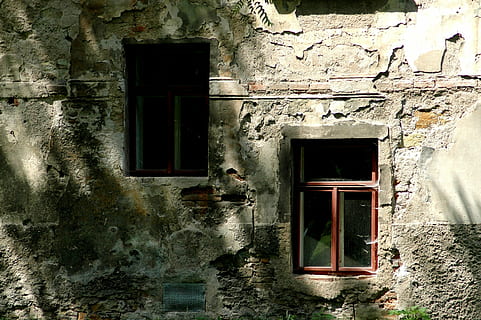 casa antiga, finestra, ombra, paret, vell, arquitectura, casa, brut, funció de construcció de parets, abandonat, passat de moda, estructura construïda, edifici, exterior de l'edifici, dia, cap gent, porta, resistent, entrada, espatllat, barri residencial, tancat, aixafar, a l'aire lliure, deteriorament, arruïnat, 2K, CC0, domini públic, lliure de regalies