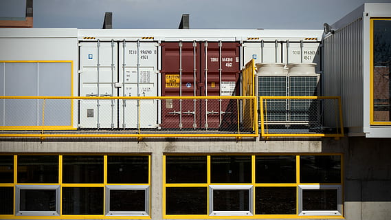 geassorteerd transportwagens, assorti-color, intermodale, containers, grond, houder, opslagruimte, traliewerk, geel, paracuellos de jarama, architectuur, ingebouwde structuur, buitenkant van het gebouw, geen mensen, gebouw, venster, dag, buitenshuis, metaal, vervoer, industrie, glas - materiaal, natuur, stad, multi gekleurd, muur - bouwfunctie, pier, water, 4K, CC0, publiek domein, royaltyvrij