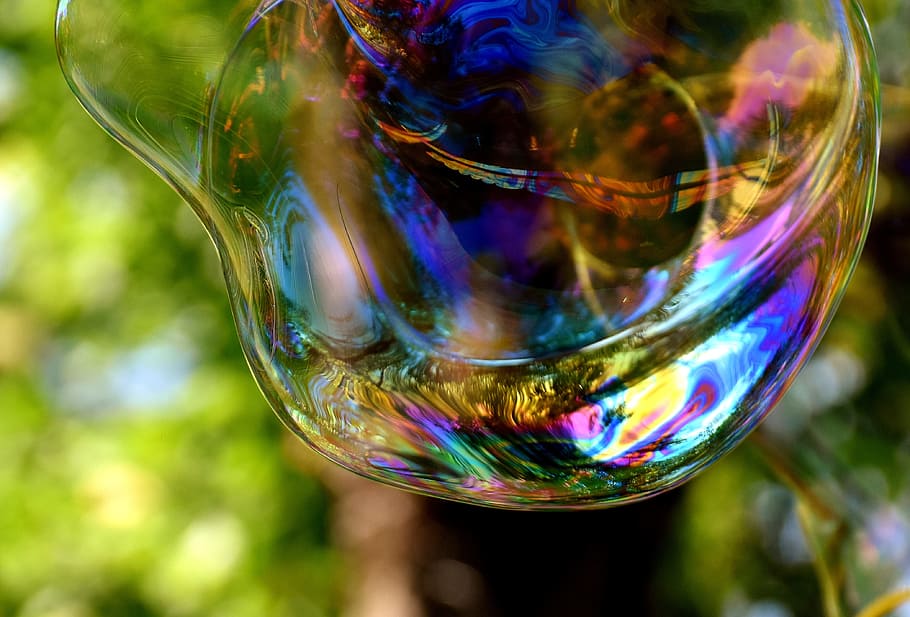 bombolla de sabó, enorme, gran, fer bombolles de sabó, wabbelig, iridescent, aigua sabonosa, diversió, volar, colorit, bombolla, multicolor, primer pla, transparent, vulnerabilitat, fragilitat, reflexió, aigua, naturalesa, cap gent, enfocament selectiu, centrar-se en primer pla, moviment, vidre - material, vidre, dia, a l'aire lliure, sabó sud, equipament per a la llar, 4K