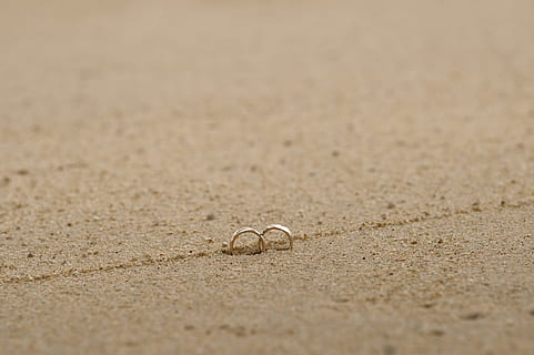 ringe, sand, kopling, bryllup, giftering, smykker, selektiv fokusering, land, Strand, kjærlighet, følelse, positiv følelse, samvær, begivenhet, ingen folk, nærbilde, feiring, natur, livshendelser, to gjenstander, utendørs, personlig tilbehør, 1080P, CC0, offentlig domene, opphavsrett gratis