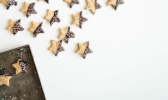 cookie berbentuk bintang, tambalan cokelat, banyak biskuit bertema bintang, bintang, biskuit, Kue kering, pembakaran, hari Natal, menyalin ruang, latar belakang putih, dalam ruangan, sekelompok besar objek, tembakan studio, tidak ada orang, pilihan, tampilan sudut tinggi, tepat di atas, dekorasi, masih hidup, bentuk bintang, variasi, merapatkan, kelimpahan, pola, perayaan, musim dingin, alam, warna putih, 4K, CC0, domain publik, bebas royalti