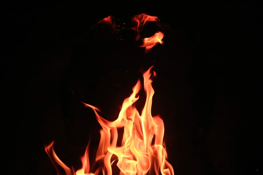 selektiv, fokus fotografering, ild, flammende, sort, baggrundsfotografering, flamme, mørk, orange, brænding, varme - temperatur, brand - naturligt fænomen, sort baggrund, ingen mennesker, bevægelse, glødende, orange farve, helvede, studio skud, tæt på, advarselsskilt, natur, nat, skilt, bål, abstrakt, 1080P