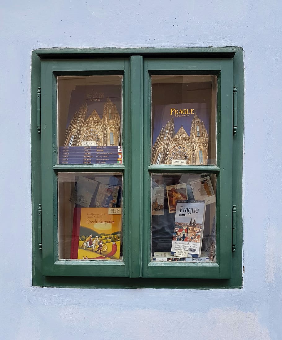 verd, fusta, panell de finestra, quatre, llibres, vitrina, visualització de la finestra, visualització de llibres, llibreria, finestra, llibre, viatjar, marc, Conte de fades, praga, transparent, vidre - material, cap gent, arquitectura, dia, exterior de l'edifici, color verd, estructura construïda, a l'aire lliure, comunicació, text, funció de construcció de parets, edifici, multicolor, naturalesa, primer pla, reflexió, dolç, congelat, marc de finestra, expenedor automàtic, 2K