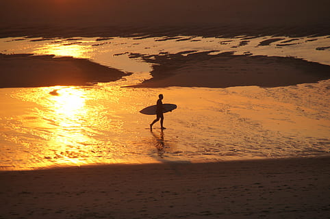 hombre, participación, tabla de surf, costa, amanecer, playa, puesta de sol, gradualmente, biscarrosse, atlántico, duna, Oceano, mar, relajarse, rock, navegar, ola, Costa rocosa, paisaje, cielo, vacaciones, piedras, Francia, arena, silueta, naturaleza, gente, al aire libre, tierra, una persona, agua, gente real, belleza en la naturaleza, estilos de vida, paisajes - naturaleza, actividad de ocio, hombres, luz del sol, tranquilidad, equitación, 4K, CC0, dominio público, libre de derechos