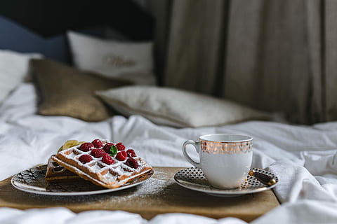 завтрак, постель, -, вафель, малина, кружка, кофе, лоток, завтрак в постель, чашка кофе, интерьер, кафе, в помещении, эспрессо, спальная комната, питание, Десерт, утро, подушка, нет людей, Таблица, кекс, гурман, тарелка, еда и напитки, сладкая еда, фрукты, свежесть, напиток, ягоды, милая, мебель, здоровое питание, отдых, запеченный, кофе - напиток, горячий напиток, посуда, искушение, пирог - десерт, 2K