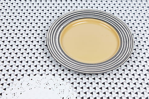Teller, Muster, runde Platte, Container, Streifen, Ornament, Essen und Trinken, Getränk, drinnen, Erfrischung, direkt darüber, Lebensmittel, Nahansicht, Haushaltsausstattung, Tabelle, keine Leute, gesundes Essen, Wohlbefinden, Frische, Glas, Trinkglas, Tischdecke, Geometrische Figur, Kreis, Studioaufnahme, alkoholfreies Getränk, Frühstück, 5K, CC0, gemeinfrei, lizenzfrei