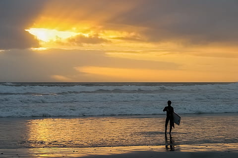 Surfer, Sonnenuntergang, Eins, Himmel, Strand, Meer, ein, Himmel, Sommer-, Küste, jung, männlich, Person, Sand, Mann, Urlaub, Surfen, Freizeit, Entspannen Sie Sich, glücklich, Erholung, eine Person, Silhouette, Horizont über Wasser, Wasser, Schönheit in der Natur, echte Menschen, Horizont, Szenen - Natur, wolke - himmel, Land, Lebensstile, Freizeitbeschäftigung, orange Farbe, idyllisch, Natur, draußen, 2K, CC0, gemeinfrei, lizenzfrei