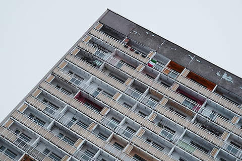 arquitectura, edificio, infraestructura, estructura, establecimiento, apartamento, ventanas, condominio, exterior del edificio, estructura construida, vista de ángulo bajo, ventana, cielo, nadie, ciudad, industria, naturaleza, Distrito residencial, al aire libre, día, fachada, industria de construccion, cielo limpio, oficina, finanzas empresariales e industria, 5K, CC0, dominio público, libre de derechos
