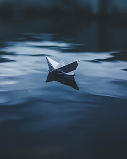 vaixell de paper, cos, aigua, negre, blanc, flotar, vaixell, blau, bokeh, borrós, ondulació, textura, vaixell d’origami, blau profund, fosc, oceà, fons de pantalla de pantalla de bloqueig, fons de pantalla d'android, segur, mar, llac, paper, cap gent, origami, reflexió, flotant, flotant a l'aigua, davant del mar, naturalesa, creativitat, dia, artesania, art i artesania, a l'aire lliure, primer pla, plegat, centrar-se en primer pla, 5K, CC0, domini públic, lliure de regalies