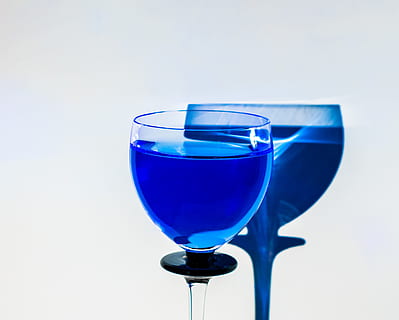 glas, drikkekop, lys, skygge, drikke, alkohol, drikkeglas, vinglas, fest, blå, glas - materiale, vin, væske, mad og drikke, tæt på, ingen mennesker, fest - social begivenhed, forfriskning, gennemsigtig, studio skud, indendørs, husholdningsudstyr, friskhed, stilleben, hvid baggrund, rødvin, renhed, 2K, CC0, offentligt domæne, royaltyfrie
